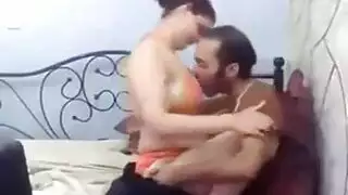 فتى نحيل يمارس الجنس معها بقوة ركوب الفارسة والأنين