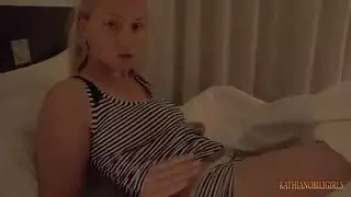 التلصص على شقراء نائمة قبضة طيز خشنة ووضعية كلب