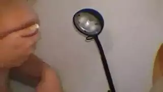 يداعب كسها بخيار