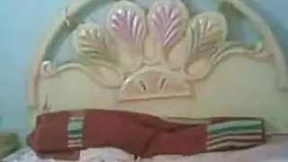 ربة منزل شهوانية تمارس الجنس مع ساعي التوصيل أثناء غياب الزوج
