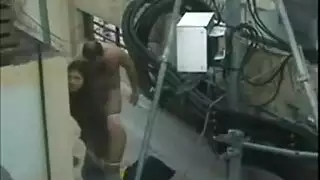 عامل الكيبل يؤدي جنس شرجي صريح على السطح