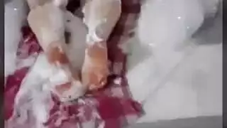 تغطية صدر زوجتي الكبير وطيزها بالصابون لجلسة جنس جماعي