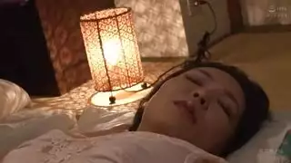 رجل ينيك ابنة زوجته وهي نائمة بعنف