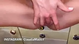 انفجار السائل المنوي الداخلي في فرجها