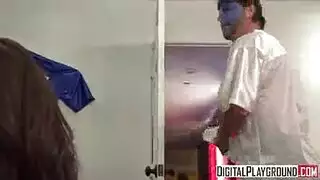 نكاح زوجة صديقي بينما يشاهد المباراة