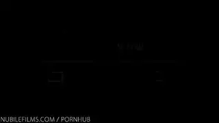 وضعية الكلب إكس إكس إكس: اختراق عميق وأنين