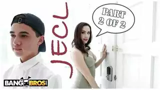 يستيقظ علي أمه وهيه تتناك منه