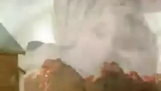 لاتكس عنابي ومشهد جماعي جنسي صريح