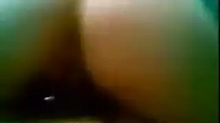 شيميل إباحية: تستخدم قضيبها وفرجها