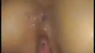 عاهرة سمراء تأخذ قضيبًا كبيرًا