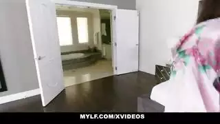 فتاة ناضجة تجلب لحمًا طازجًا لعمل جنس جماعي