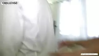 عاهرات إباحية مثيرة يتشاركن في مص قضيب جماعي