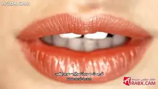 تمسك ابنها وهو يجلخ