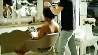 جلسة مص قضيب مزيف تنتهي بقذف منوي فوضوي على الوجه