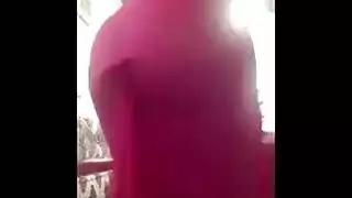تعري بقميص نوم أحمر يؤدي إلى جنس عنيف