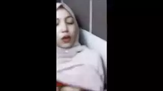 فتاة مسلمة محجبة تمص الزب بينما يتم مص حلمتيها