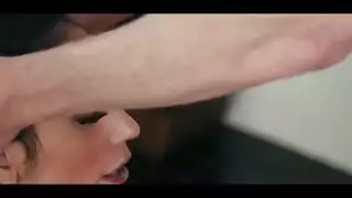 طفل يلعب مع اخته ف المطبخ