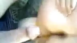 ينيكها في خرم طيزها الضيق وينزلهم فيه