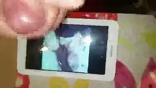 أم مثيرة تسيطر على رجل أصغر في مشهد إباحي