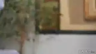 سكرتيرة نحيفة يتم تدمير مهبلها الضيق