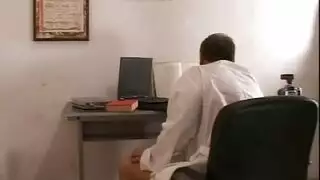 أفلام إباحية محرمة: الفتاة المدللة تمتلئ مؤخرتها بلعبة من أبيها