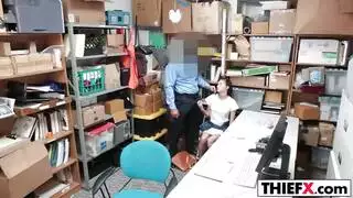 زوجة الأب تحصل على نيك قوي من صديق زوج ابنها في مشهد إباحي
