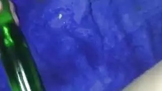 جندي يضرب بقوة في مشهد ساحة معركة صريح