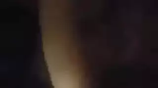 زوجة شقراء ترتدي شباك صيد وملابس جلدية بينما تنشر ساقيها على نطاق واسع للحصول على مارس الجنس
