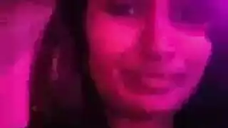 فمها وخدودها مغطاة بعد ضربات الأصابع