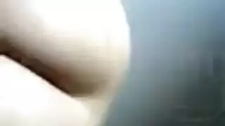 بنت تخلع ملابسها فيها الحمام صحاب