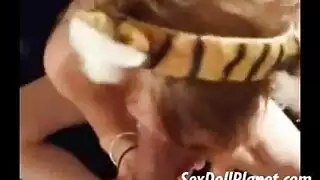 الشقراء الشهوانية تبلع وترتدي حمولة ضخمة من السائل المنوي على شفاهها