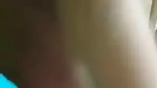 البظر كبير الثدي الصغيرة مخترق