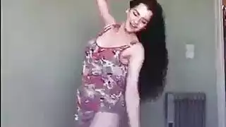 أول نظرة للعذراء على جذع فتى عاري