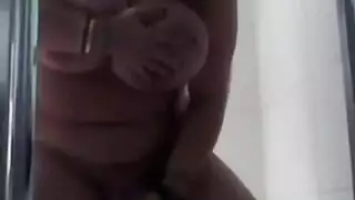 تلعب صدرها تعصر لبنها