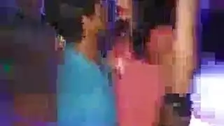 مشهد مزدوج: شقراء تمص بعمق ثم تُنكح بقوة في الحديقة