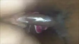 بلع عميق لعضو أسود كبير ينتهي بقذف داخلي