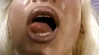 زوجته من الحمام