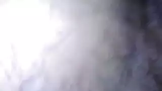 أم مثيرة تتربع على لعبة جنس عالقة لهزات شديدة