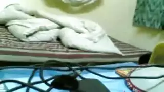 نيك هندي عميق: يملأ فرج زوجته الحارة الضيق