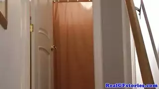 شاب ينيك ام صديقه الشرموطة و يقذف منيه على بزازها الكبار الطرية