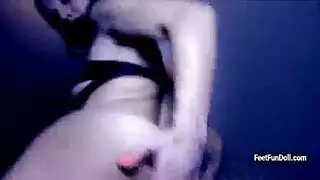 عاهرة طويلة الأرجل تؤدي عرضاً ساخناً ينتهي بغمزة شرجية