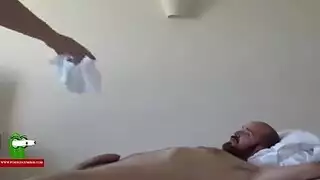 عاهرة سمينة ذات أثداء كبيرة وشعر كثيف تُنكك في وضع الركوب