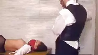 فتاة نائمة تُكمم وتنيك من مديرها في العمل