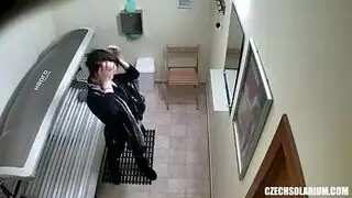 مخاطرة تجارية: فتاة بوية تداعب كسها المحلوق في المتجر