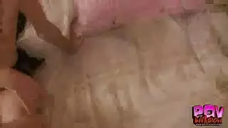 تدمير طيز فتاة فاتحة البشرة الرقيقة في سكس شرجي صريح