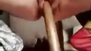 جنس عنيف ذاتي: تملأ فتحتها بقضيب معدني