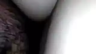 سكس يحط زبه في فمها وهي نايمه