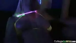 إمرأه ينكها حصان