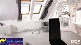لصّة شقراء تُعاقب بجنس فموي عنيف وقذف على الوجه