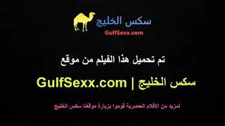 شعر كثيف في الأعلى، أرجل ناعمة في الأسفل، تعمل على قضيب ضخم